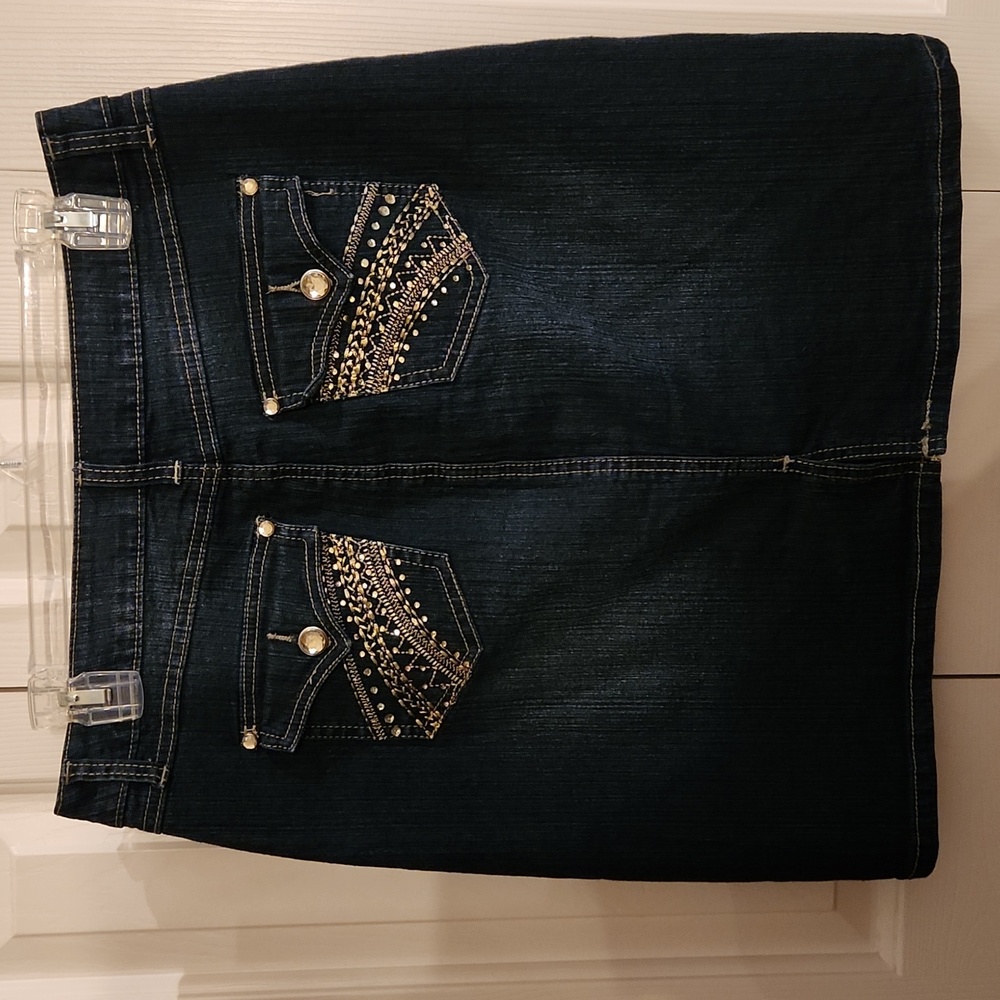 Roz & ALI,  Excellent condition,  Women's Denim skirt, Size 4 - Picture 3 of 7